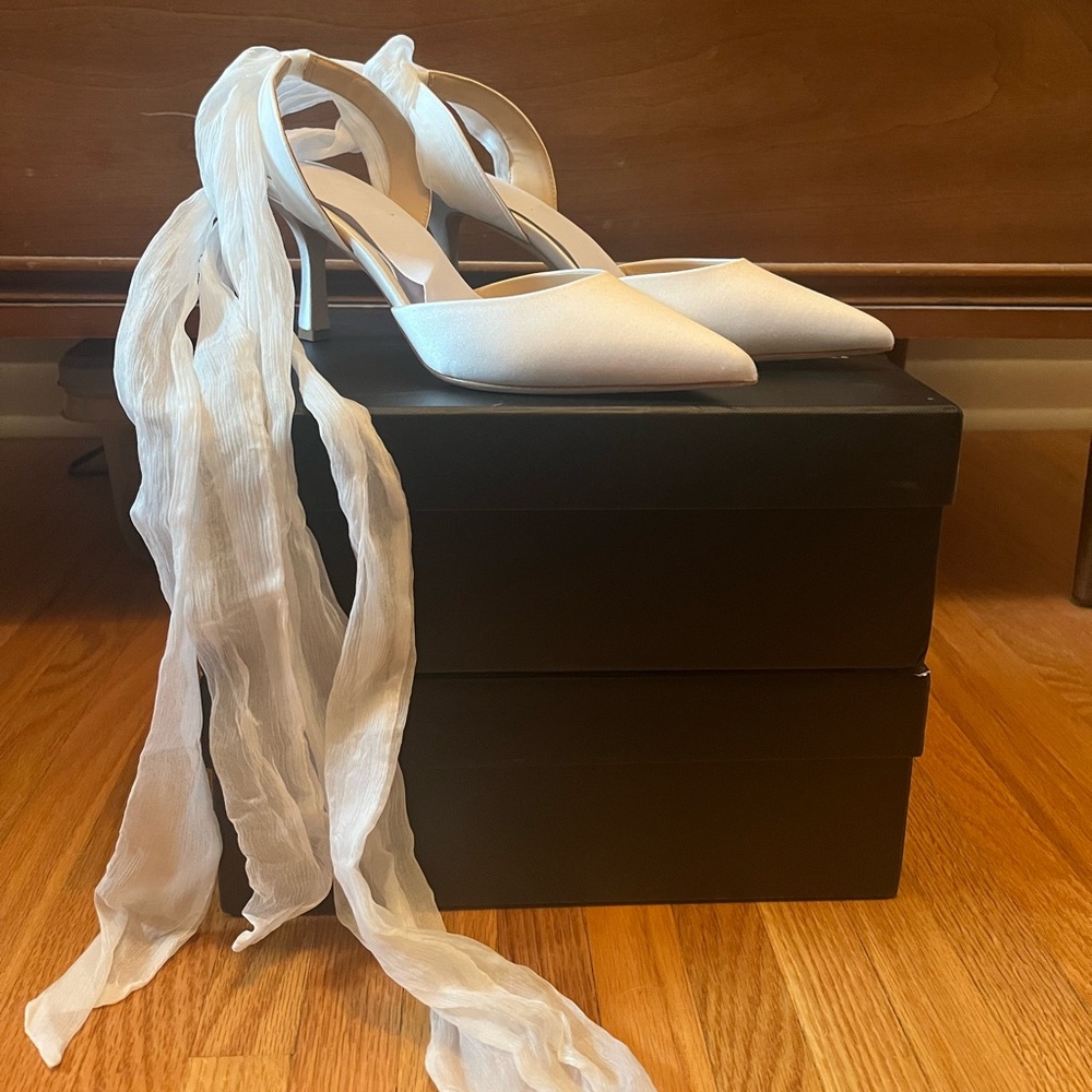 NWT | Badgley Mischka | Bridal Shoes | Blaze Satin Bow | Soft White | Size 7.5
